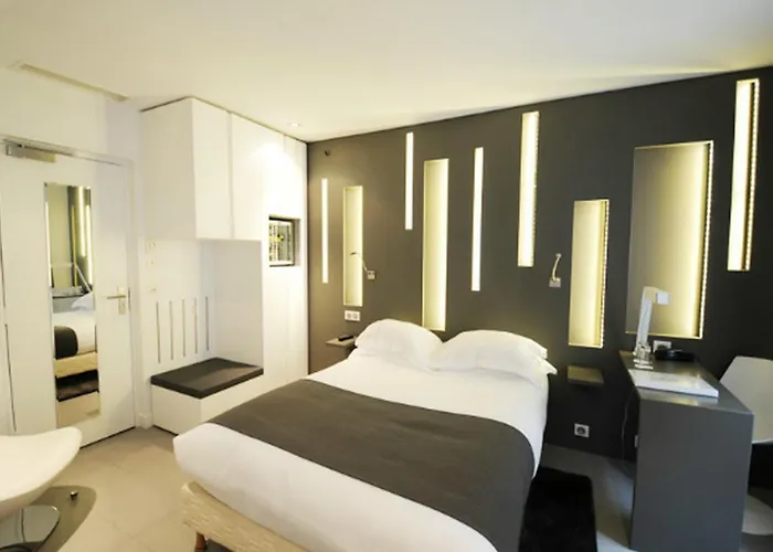 Hotel Arc De Triomphe Etoile 4*