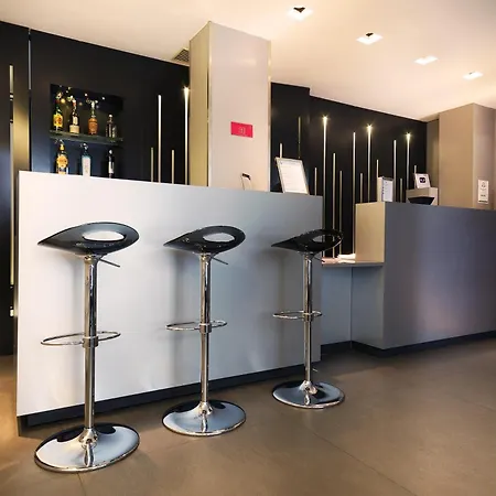 Отель Arc De Triomphe Etoile Париж