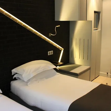 Hotel Arc De Triomphe Etoile 4*